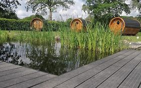 Gemütliches Schlaffass am Schwimmteich
